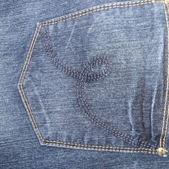 Fashion Bug Capris - Picture 2 of 3